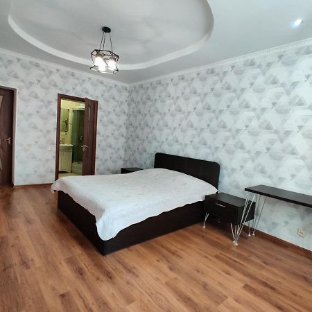 Комната В 4Х Комнатной Квартире Almatî Exterior foto