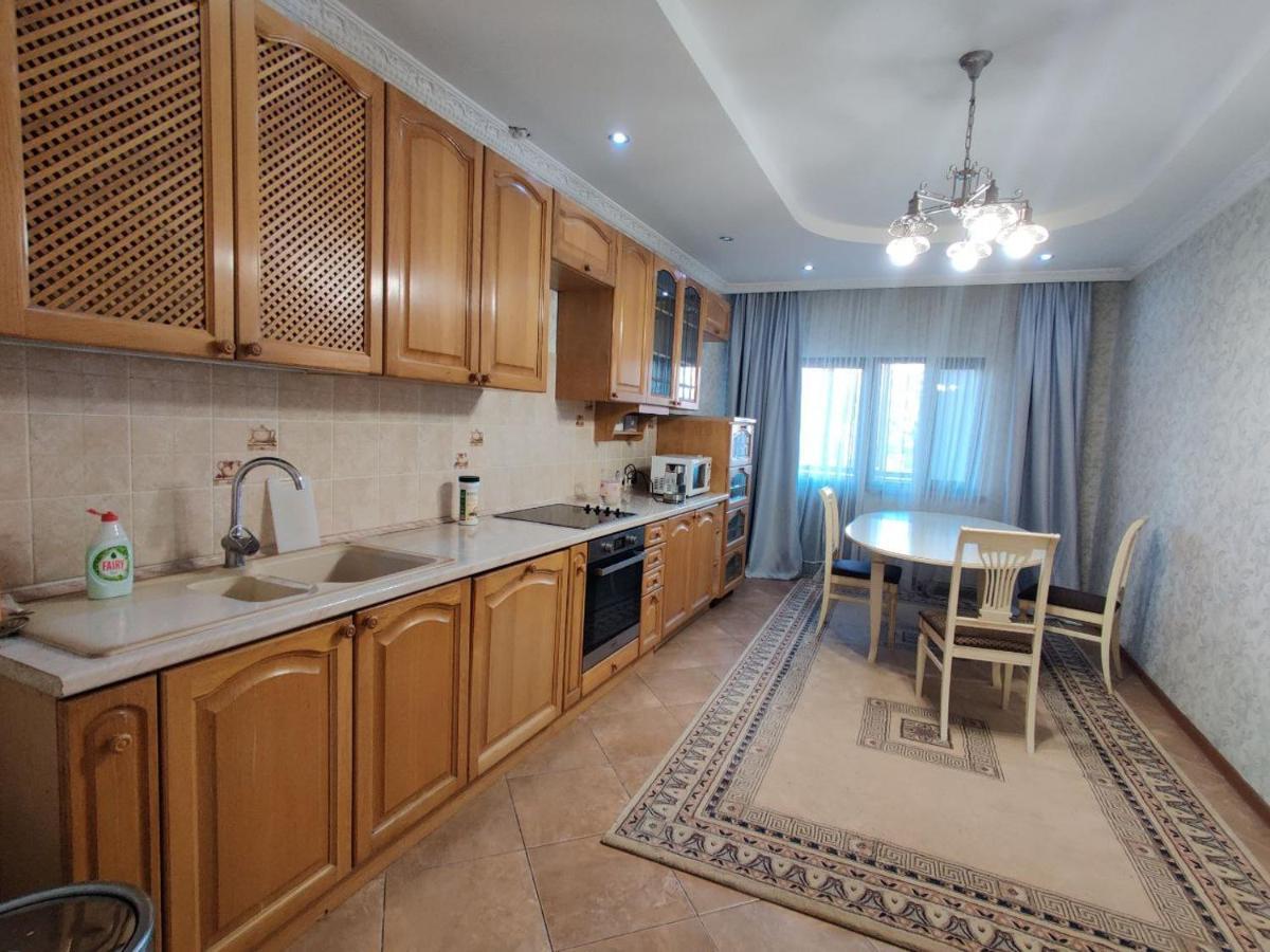 Комната В 4Х Комнатной Квартире Almatî Exterior foto